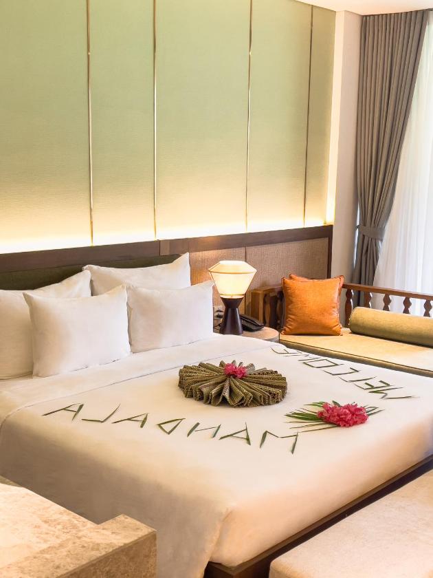 Suite Có Giường Cỡ King Nhìn Ra Hồ Bơi Suite Có Giường Cỡ King Nhìn Ra Hồ Bơi