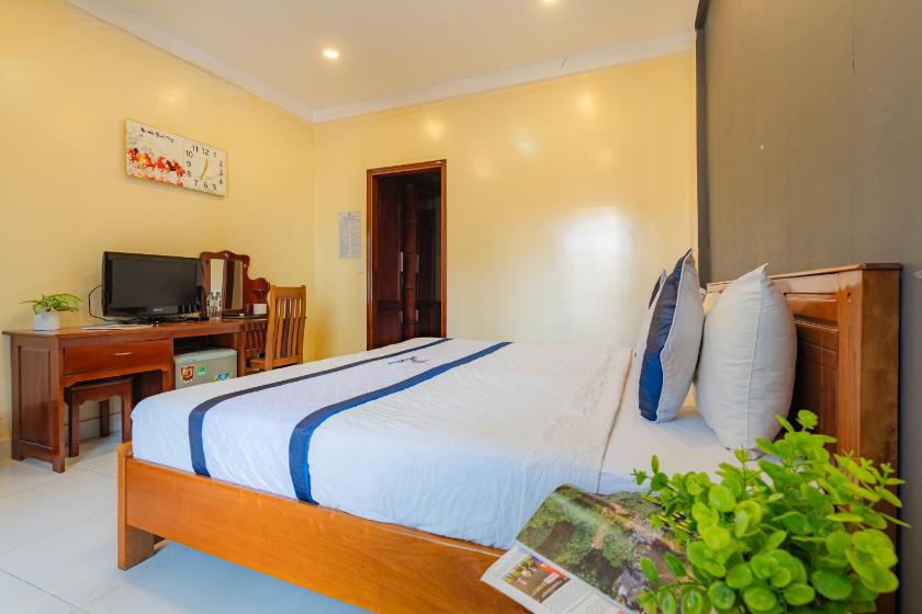 Phòng Deluxe Giường Đôi Có Ban Công