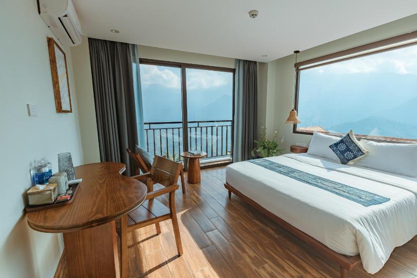 Phòng có giường cỡ King nhìn ra cảnh núi non