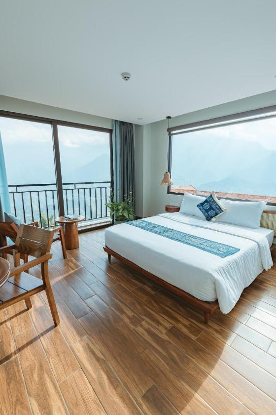 Phòng có giường cỡ King nhìn ra cảnh núi non
