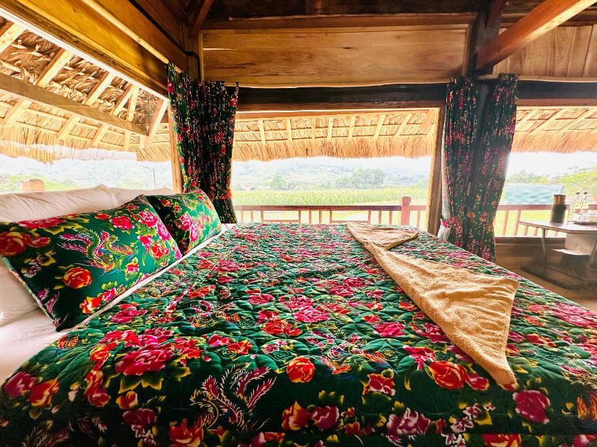 Phòng 3 Người Nhìn Ra Núi