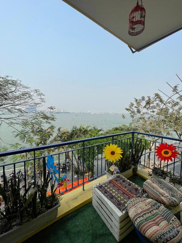 Studio Nhìn ra hồ
