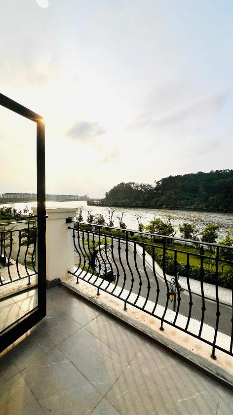 Phòng Có Giường Cỡ King Nhìn Ra Hồ Nước