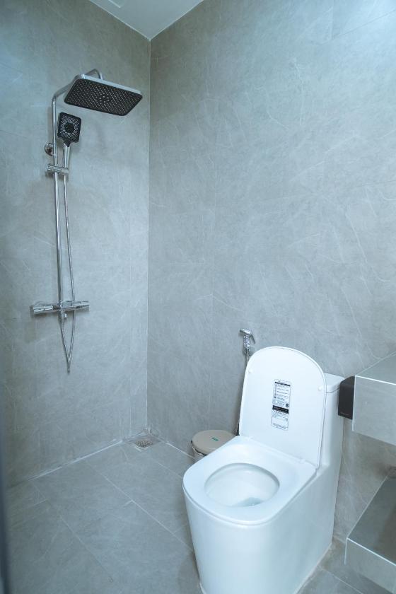 Phòng có giường cỡ King nhìn ra cảnh núi non