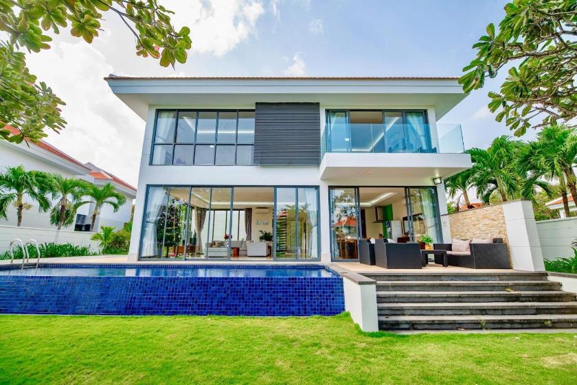 Biệt Thự Nhìn Ra Vườn