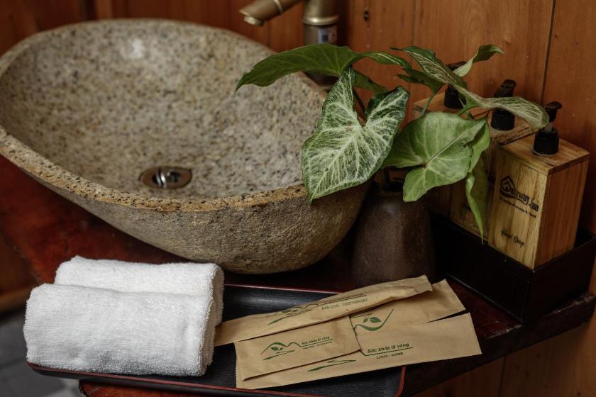 Phòng có giường cỡ King nhìn ra cảnh núi non