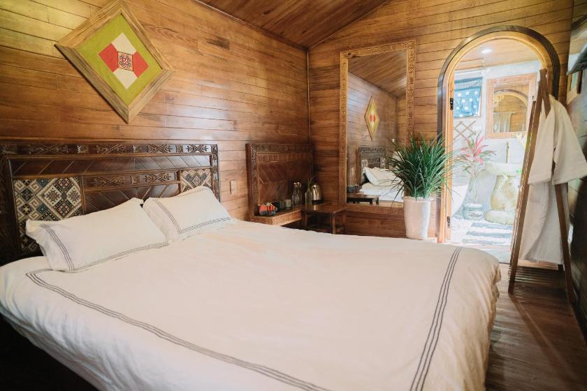 Phòng Có Giường Cỡ King Nhìn Ra Hồ Bơi