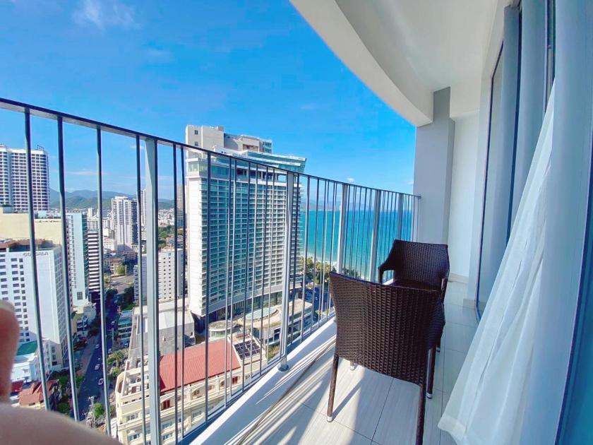 Phòng Deluxe Giường Đôi Nhìn Ra Biển Từ Phía Bên Cạnh