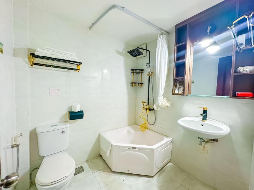 Phòng Deluxe (2 Người lớn + 1 Trẻ em) Phòng Deluxe (2 Người lớn + 1 Trẻ em)