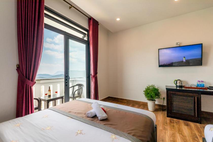 Phòng Deluxe Giường Đôi Có Ban Công