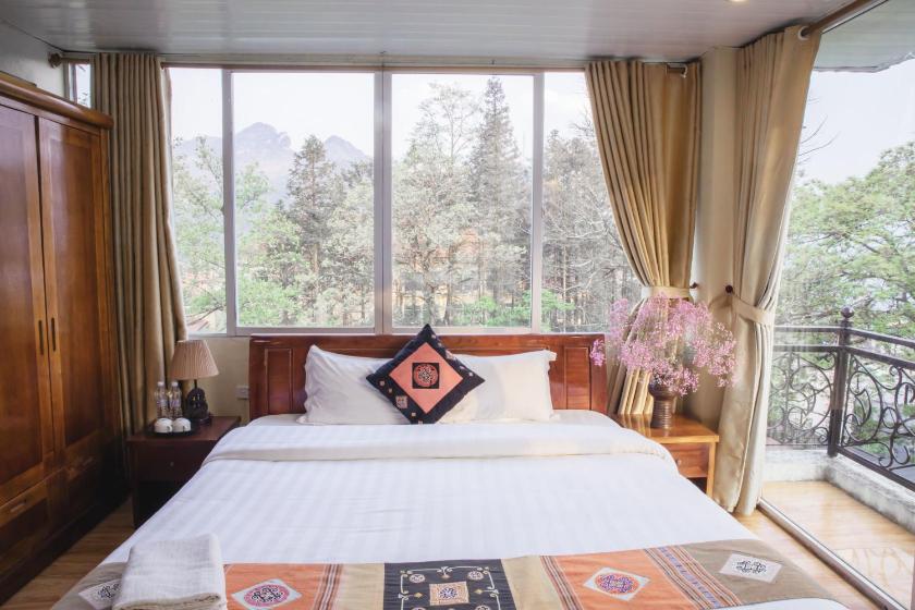 Phòng Deluxe Giường Đôi Có Ban Công