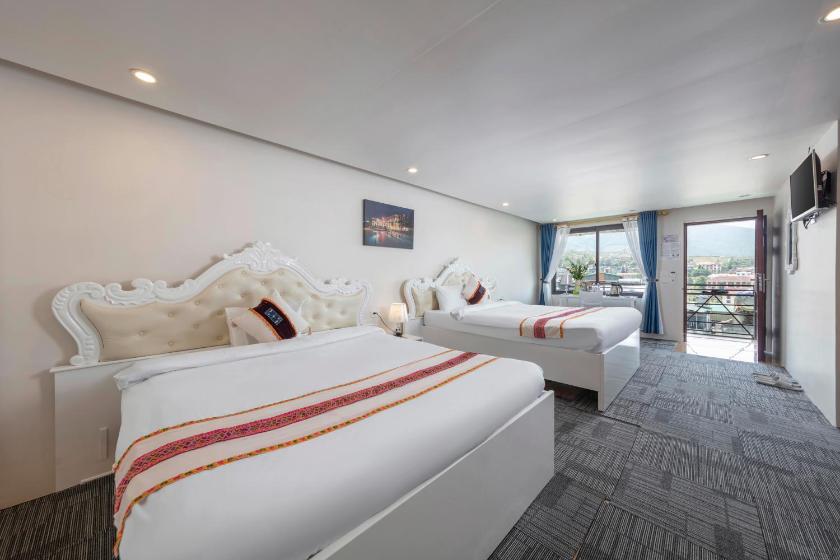 Phòng 3 Người Nhìn Ra Núi