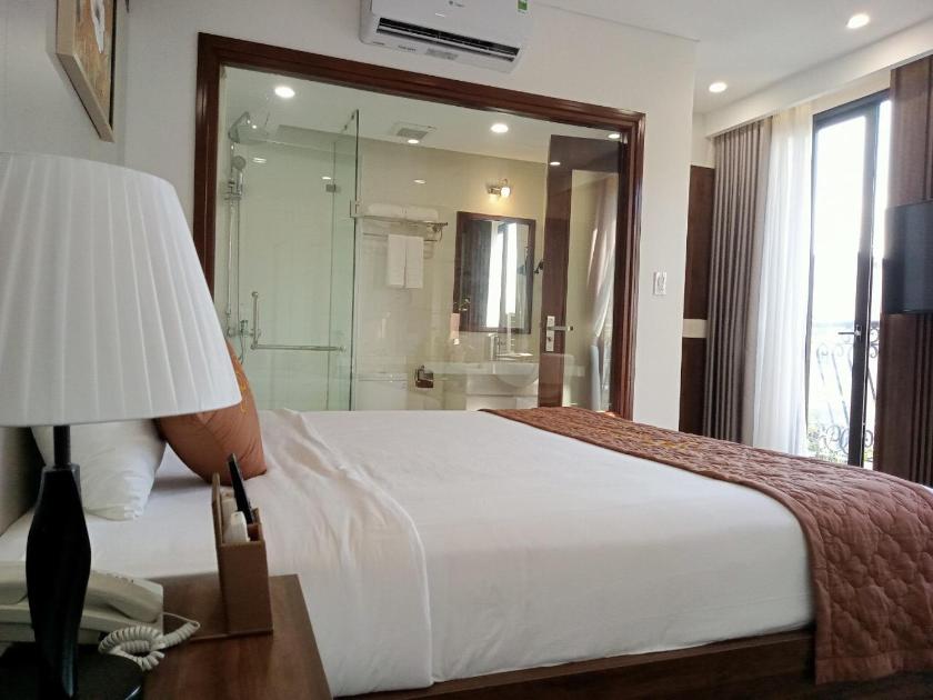Phòng Deluxe Giường Đôi Có Ban Công
