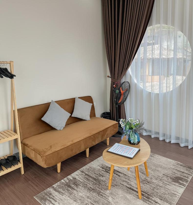 Phòng có giường cỡ King nhìn ra cảnh núi non