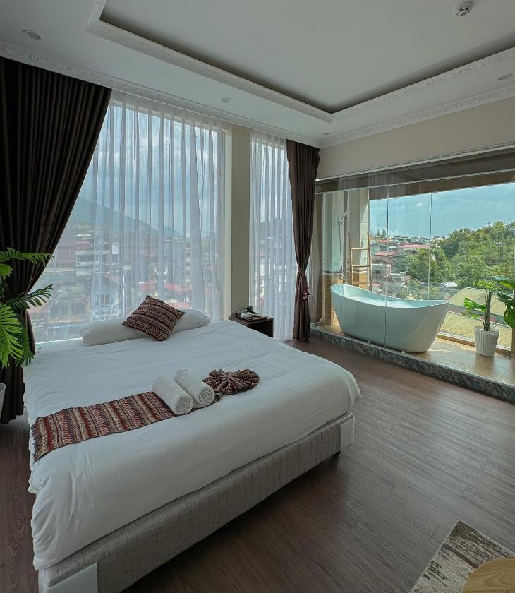 Phòng có giường cỡ King nhìn ra cảnh núi non