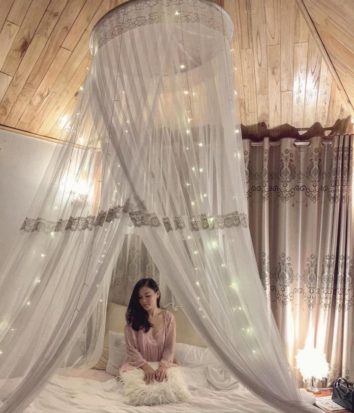 Phòng có giường cỡ King nhìn ra cảnh núi non