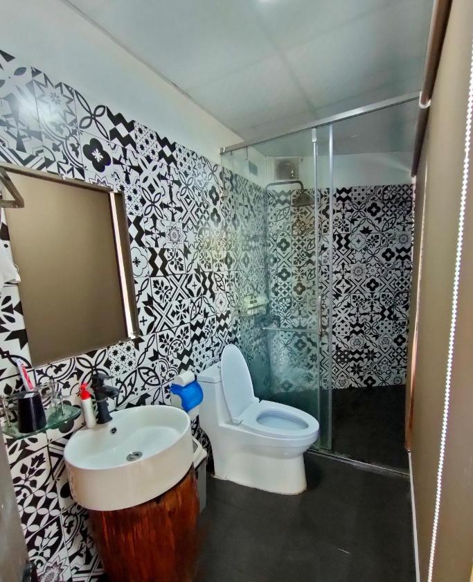 Phòng có giường cỡ King nhìn ra cảnh núi non