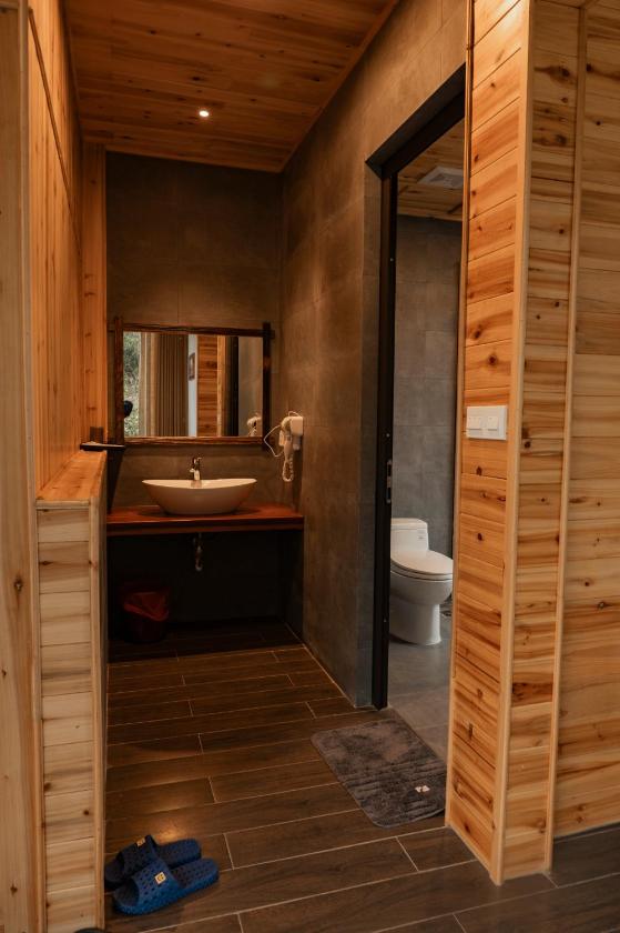 Phòng 3 Người Nhìn Ra Núi