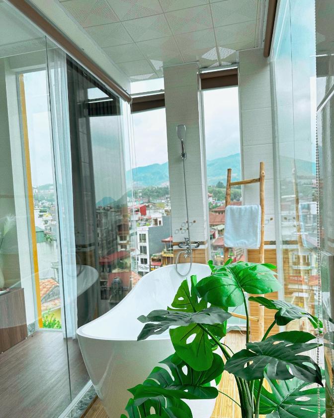 Phòng có giường cỡ King nhìn ra cảnh núi non