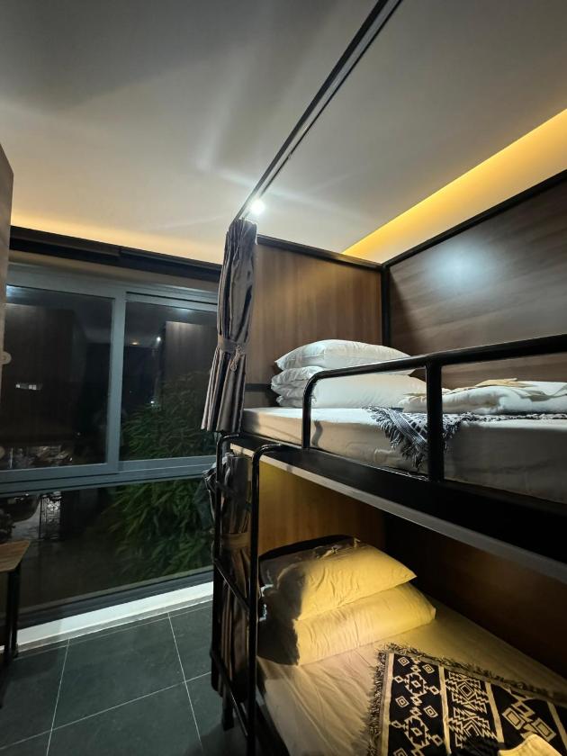 Giường trong phòng ngủ tập thể dành cho nam