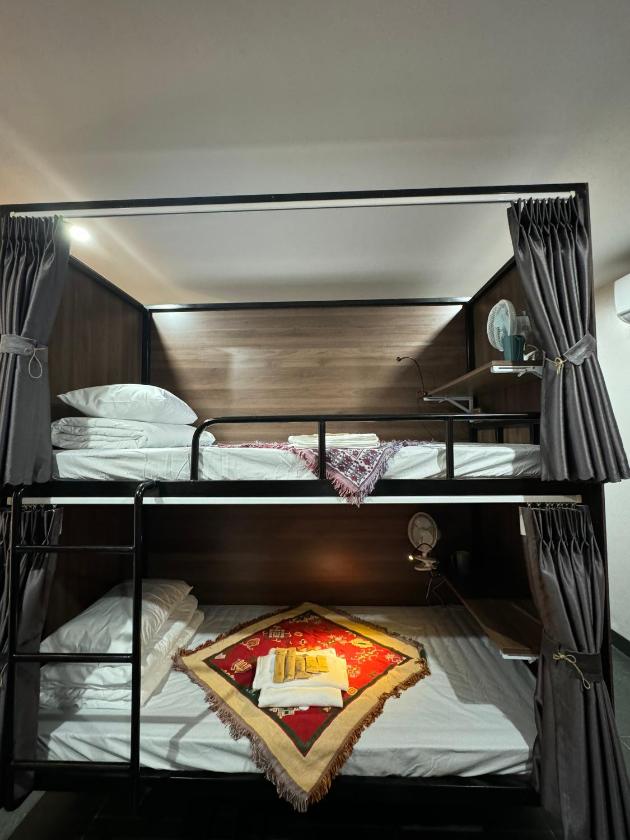 Giường trong phòng ngủ tập thể dành cho nam