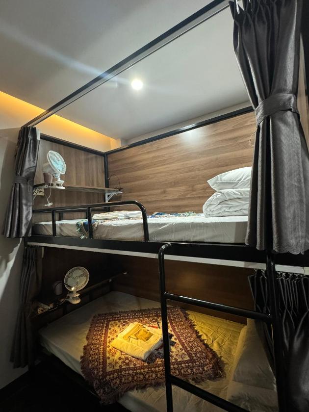 Giường trong phòng ngủ tập thể dành cho nam