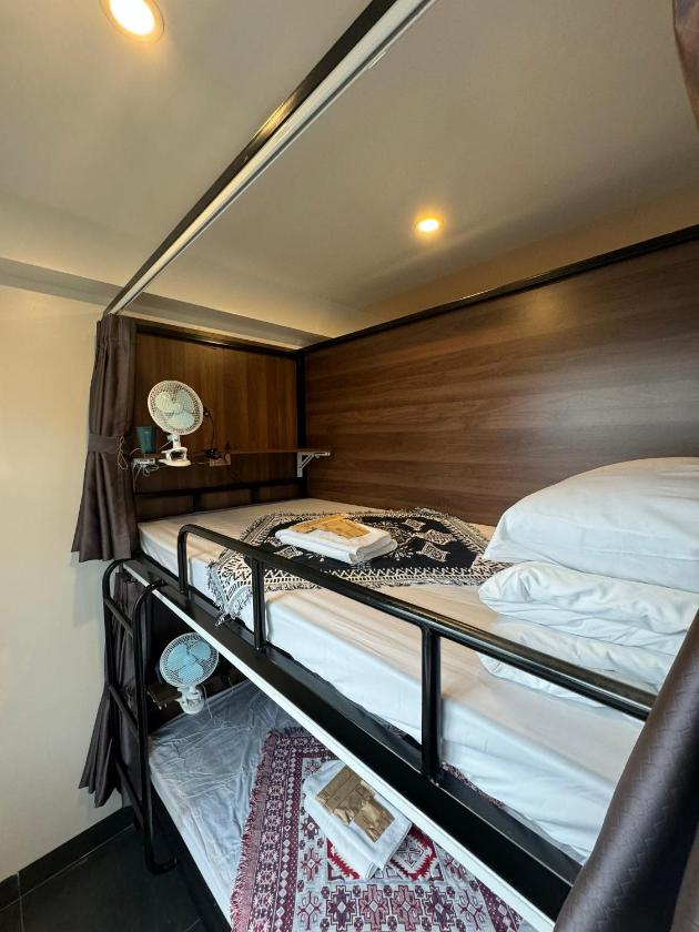 Giường Đơn Trong Phòng Nghỉ Tập Thể Cho Cả Nam Và Nữ