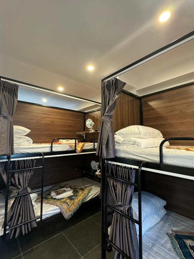 Giường Đơn Trong Phòng Nghỉ Tập Thể Cho Cả Nam Và Nữ