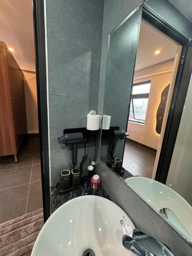 Giường Đơn Trong Phòng Nghỉ Tập Thể Cho Cả Nam Và Nữ