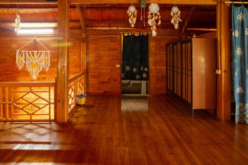 Giường Đơn Trong Phòng Nghỉ Tập Thể Cho Cả Nam Và Nữ