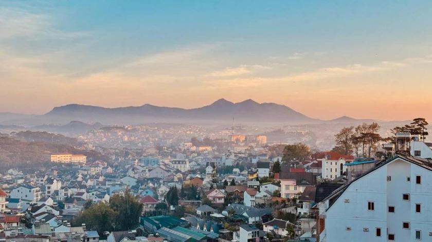 Phòng có giường cỡ King nhìn ra cảnh núi non Phòng có giường cỡ King nhìn ra cảnh núi non