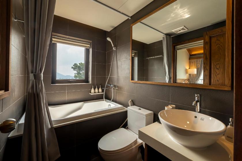 Phòng có giường cỡ King nhìn ra cảnh núi non