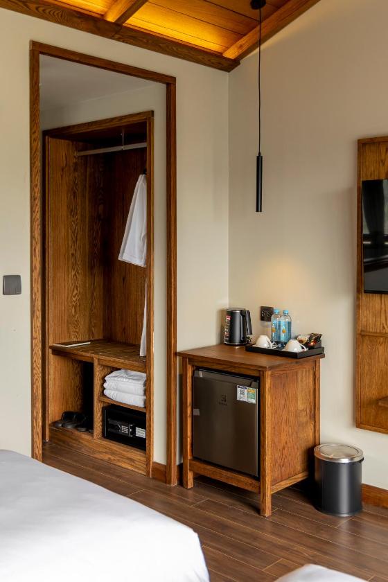 Phòng có giường cỡ King nhìn ra cảnh núi non