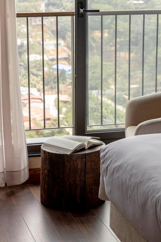 Phòng có giường cỡ King nhìn ra cảnh núi non