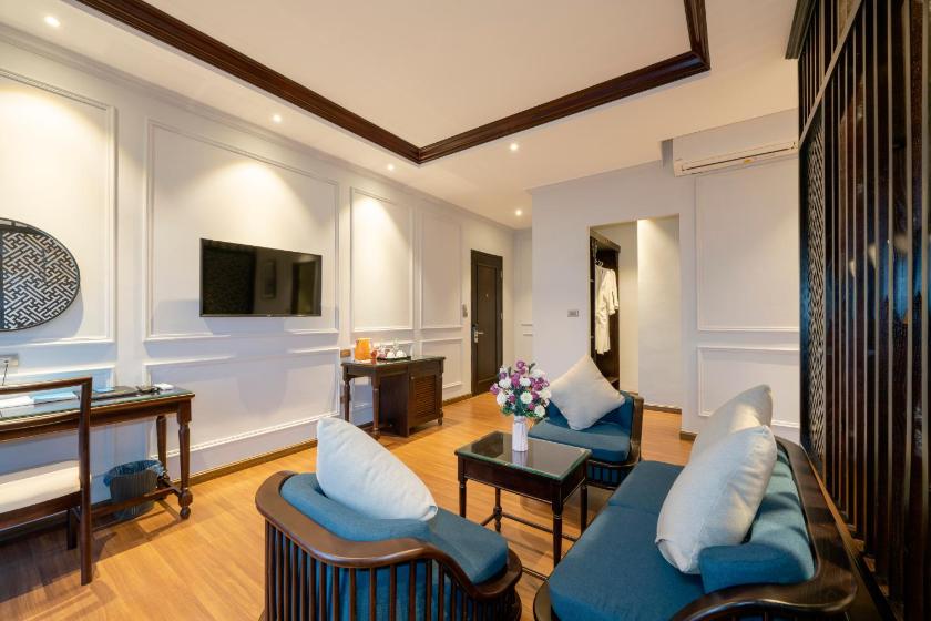 Honeymoon Suite River View with Balcony and Bathtub