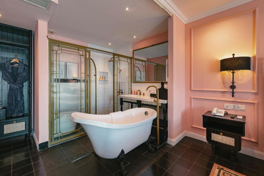 Phòng Deluxe Giường Đôi Có Bồn Tắm