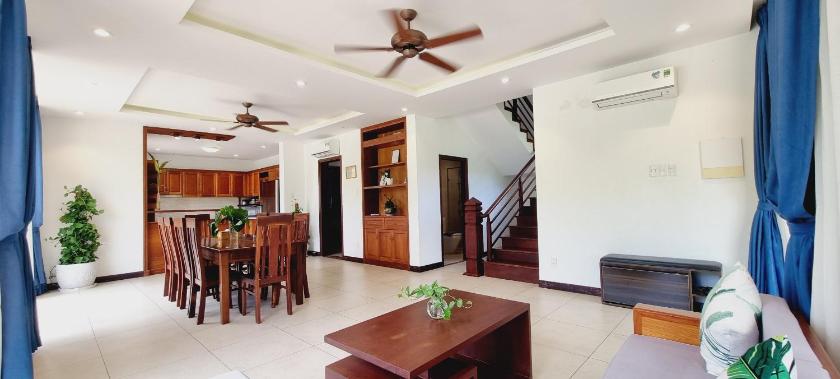 Biệt Thự Nhìn Ra Vườn