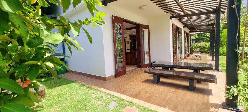 Biệt Thự Nhìn Ra Vườn