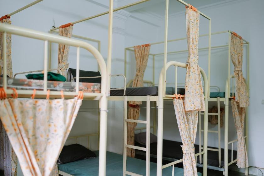 Giường trong phòng ngủ tập thể dành cho nam