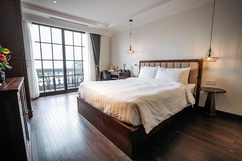 Phòng Có Giường Cỡ King Nhìn Ra Hồ Bơi