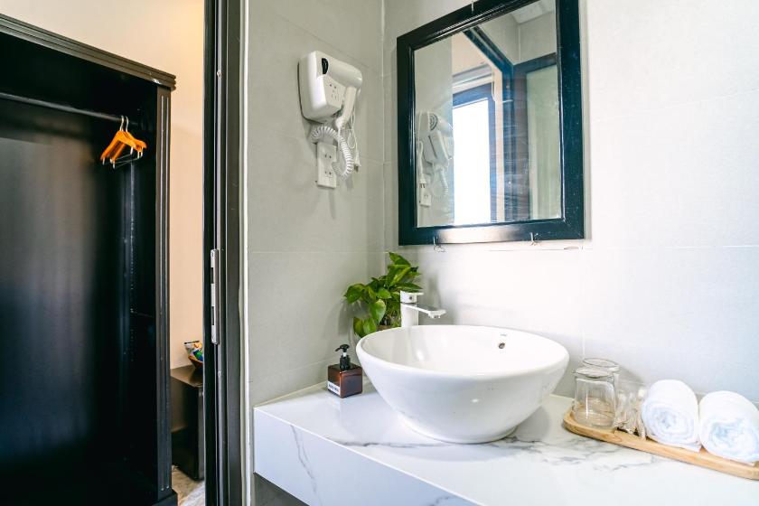 Phòng 3 Người Nhìn Ra Thành Phố