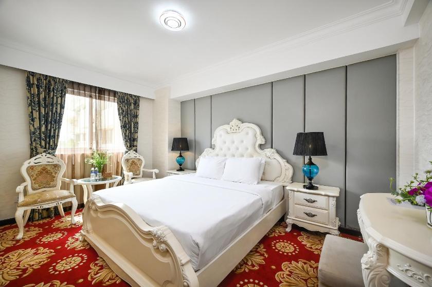 Premier King Room with Street View