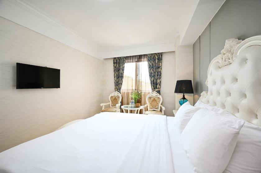 Premier King Room with Street View