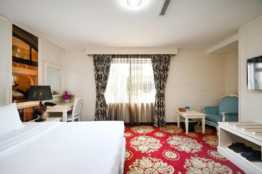 Premier King Room with Street View