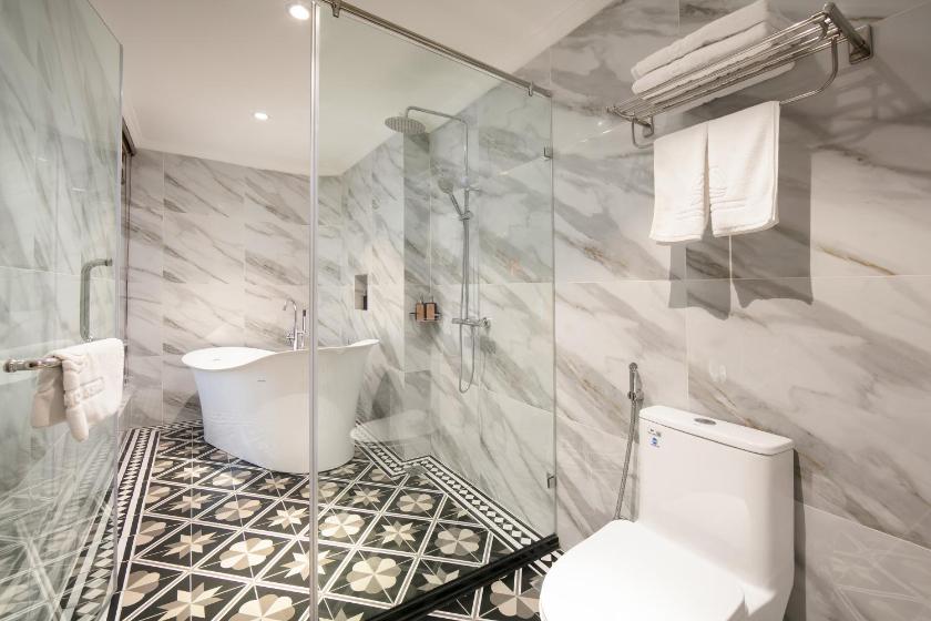 Suite Hạng Hoàng Gia Có Ban Công 