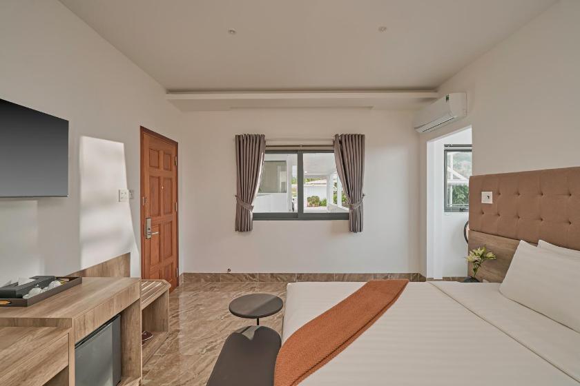 Phòng Deluxe Giường Đôi Có Ban Công