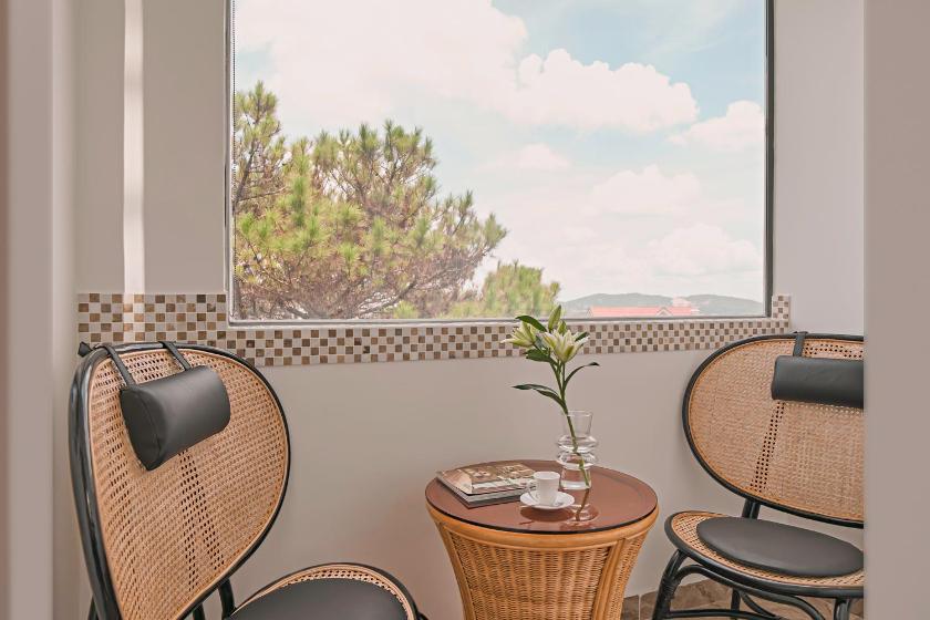 Phòng Deluxe Giường Đôi Có Ban Công