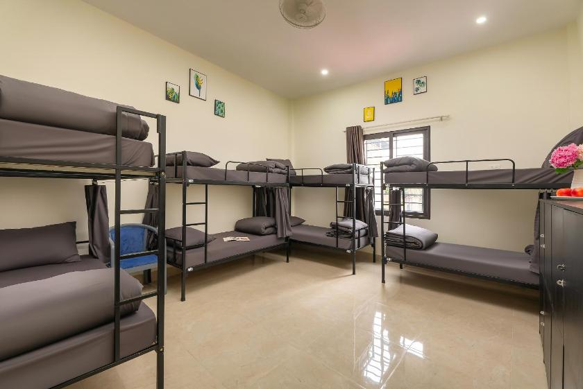 Giường Tầng Trong Phòng Ngủ Tập Thể Cho Nam Và Nữ