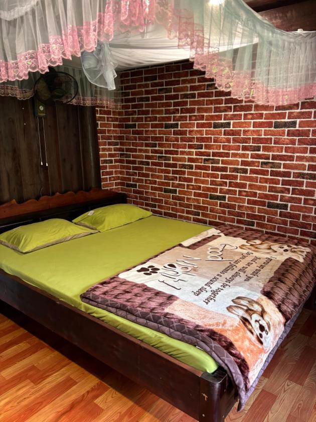 Phòng có giường cỡ King nhìn ra cảnh núi non