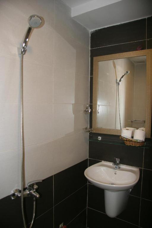 Phòng Giường Đôi Hạng Tiết Kiệm